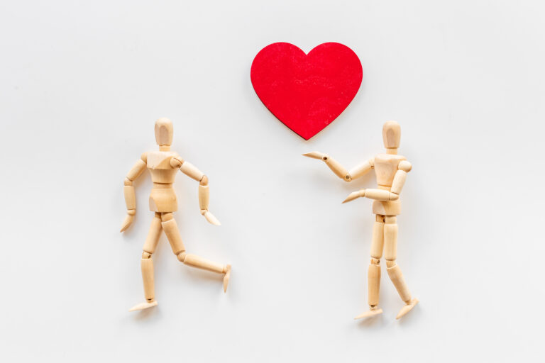 Bindungsangst bei Männern und die Symptome. Es gibt Tipps und Strategien. Erfahre, welches Anzeichen ein Alarmsignal für den Partner bei Beziehungsangst ist.
