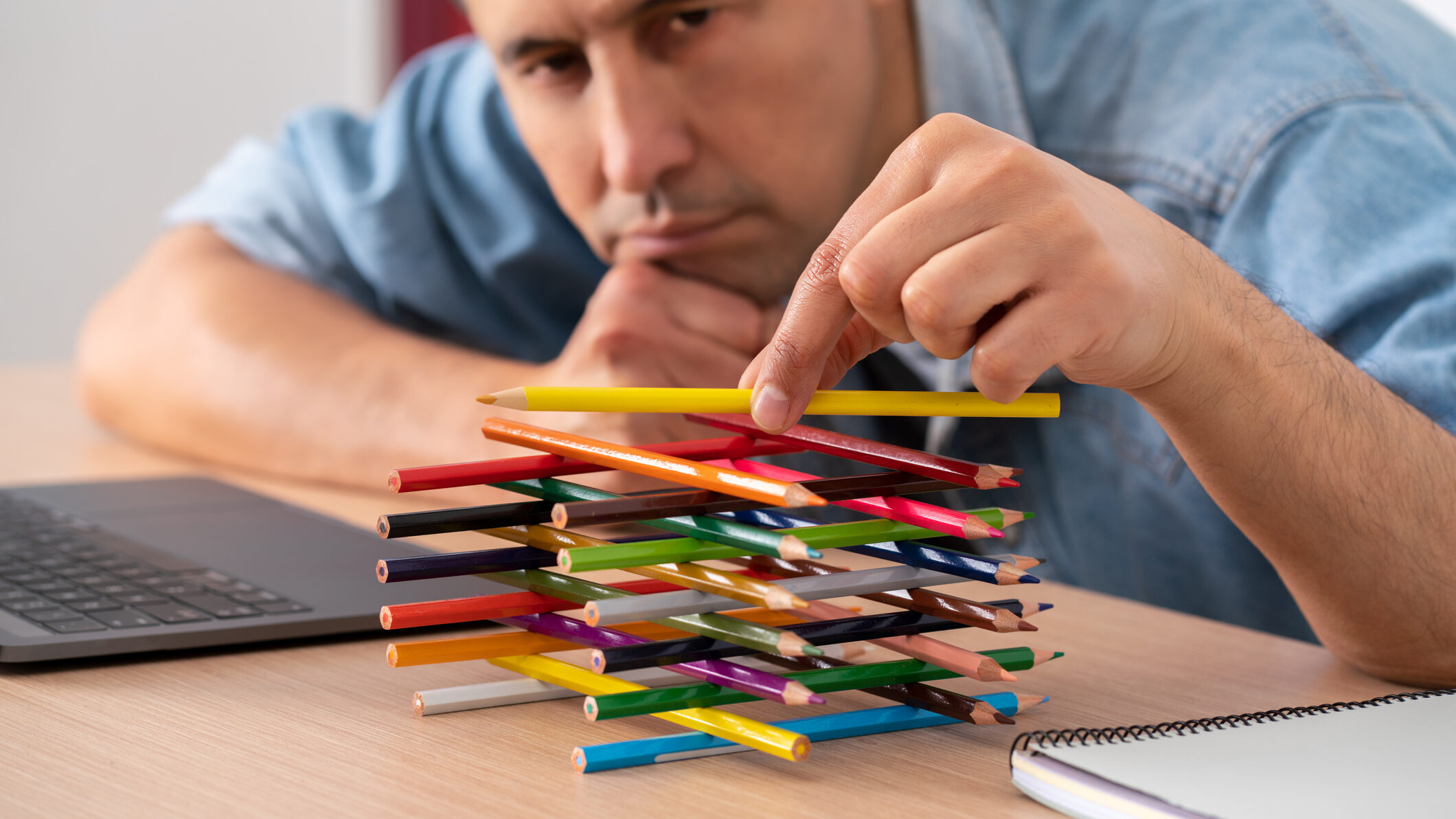 Ständige Langeweile, auch Boreout genannt, wirkt sich schlecht auf die Arbeit aus. Denn diese ständige Unterforderung ist auch nicht förderlich für eine gesunde Work-life-Balance.