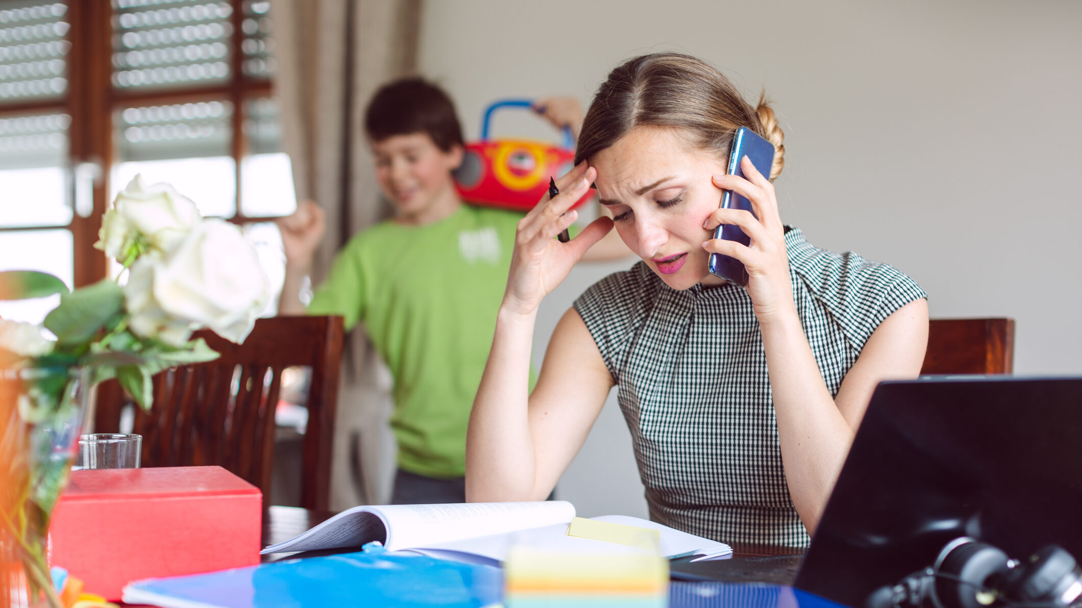 Die Burnout Symptome können bei einer alleinerziehenden Mutter und auch generell bei Alleinerziehende sehr vielfältig sein. Hier bekommst Du Tipps und wertvolle Hilfestellung.