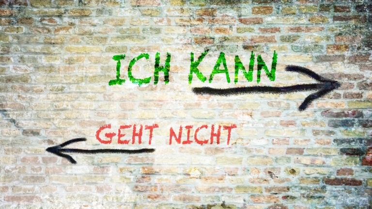 Dein innerer Kritiker: Du kannst Dein Selbstwertgefühl mit einer positiven Stimme stärken.