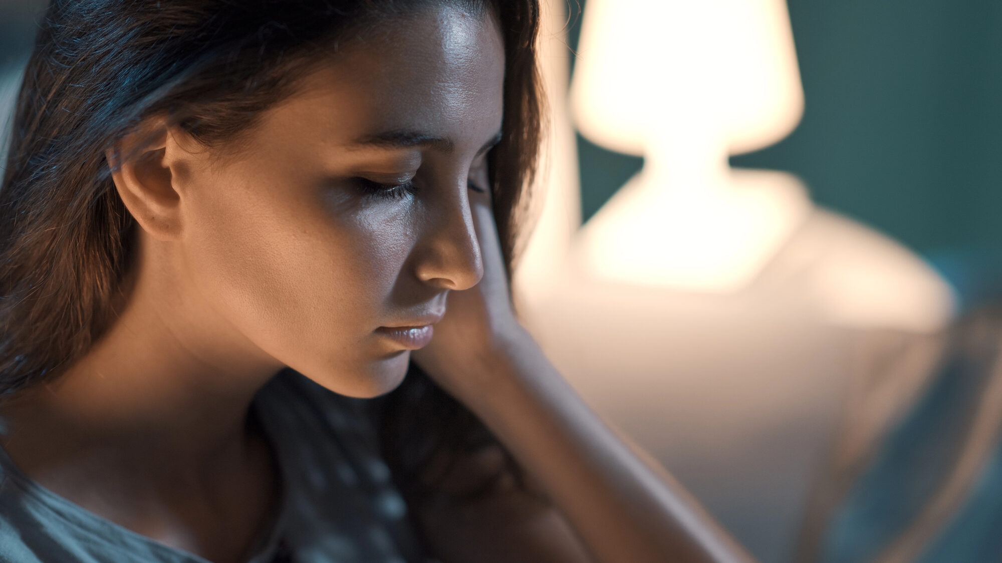 Bei Depressionen treten häufig unterschiedliche Schlafstörungen und auch Insomnie auf. Dann kann die Nacht zur Qual werden bei Schlafproblemen. Welche Ursachen, Formen und Risiken gibt es?