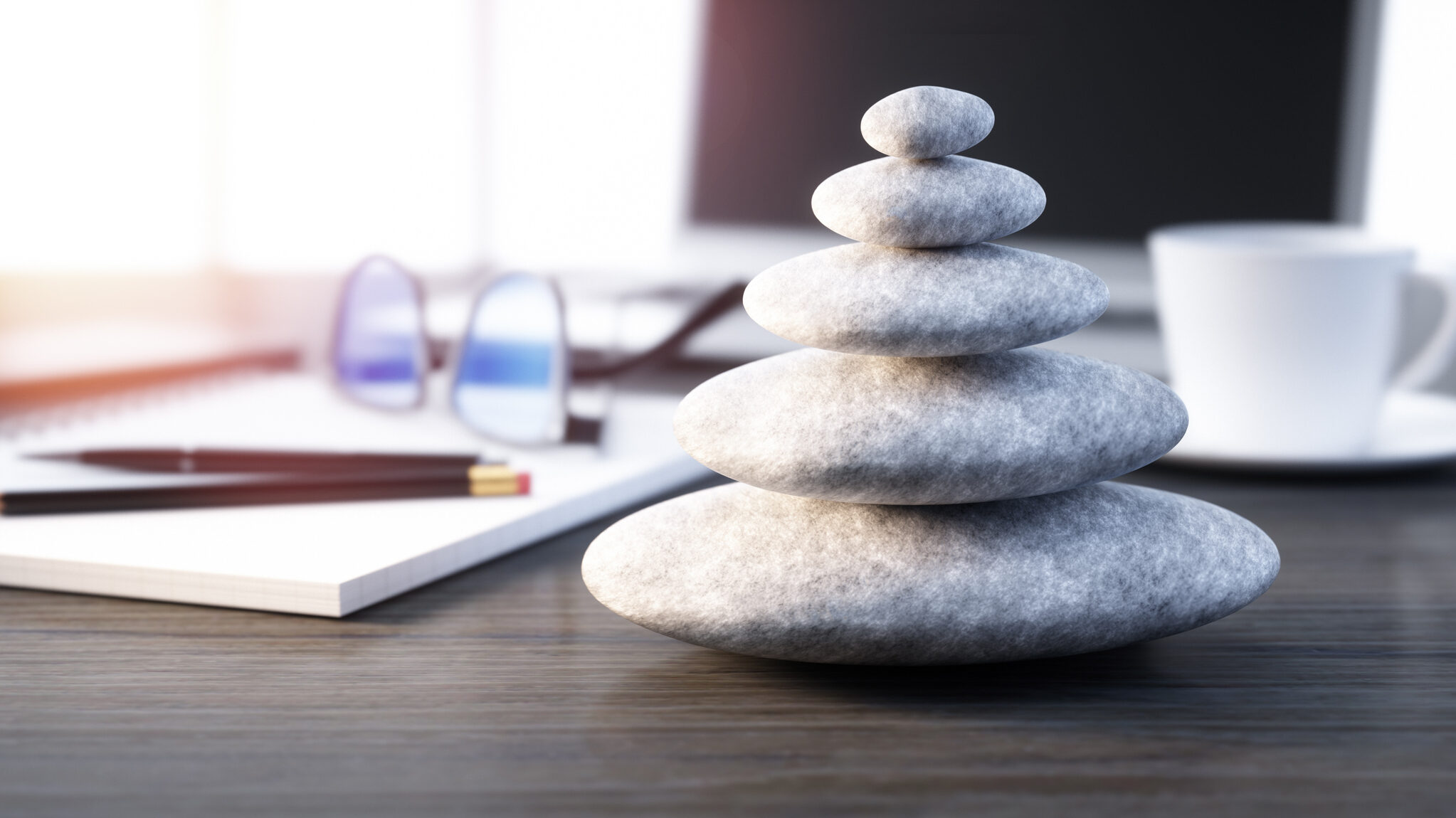 Es gibt viele Tipps und Übungen, um dem Stress positiv entgegen zu wirken. Achtsamkeit kann eine gute Methode zur Stressbewältigung sein.