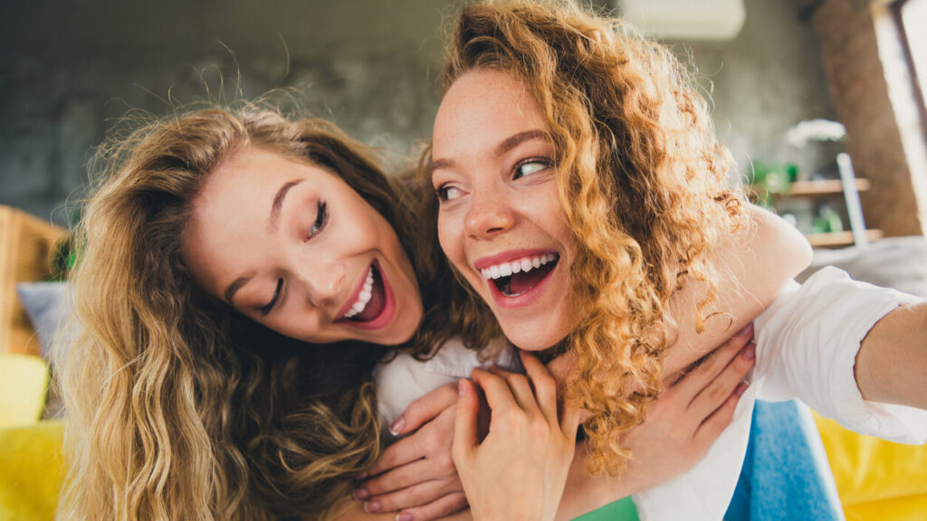 Toxische Freundschaft einfach erklärt. Hier erfährst Du, wie Du die 8 typischen Warnsignale erkennen kannst. Mache Deine Selbsttest. Toxisch verhalten und toxische Menschen erkennen.
