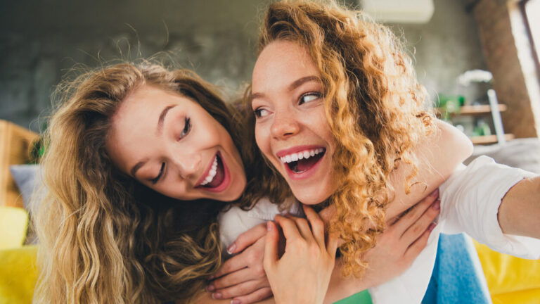 Toxische Freundschaft einfach erklärt. Hier erfährst Du, wie Du die 8 typischen Warnsignale erkennen kannst. Mache Deine Selbsttest. Toxisch verhalten und toxische Menschen erkennen.