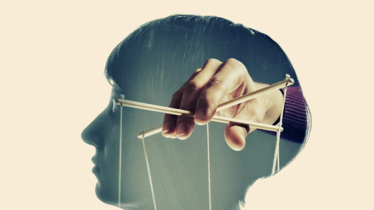 Was ist Gaslighting und was versteht man unter einer emotionalen Manipulation? Warum manipulieren Menschen andere Menschen? Hier erfährst Du von 9 typischen psychischen Anzeichen und welche Technik dahinter steckt